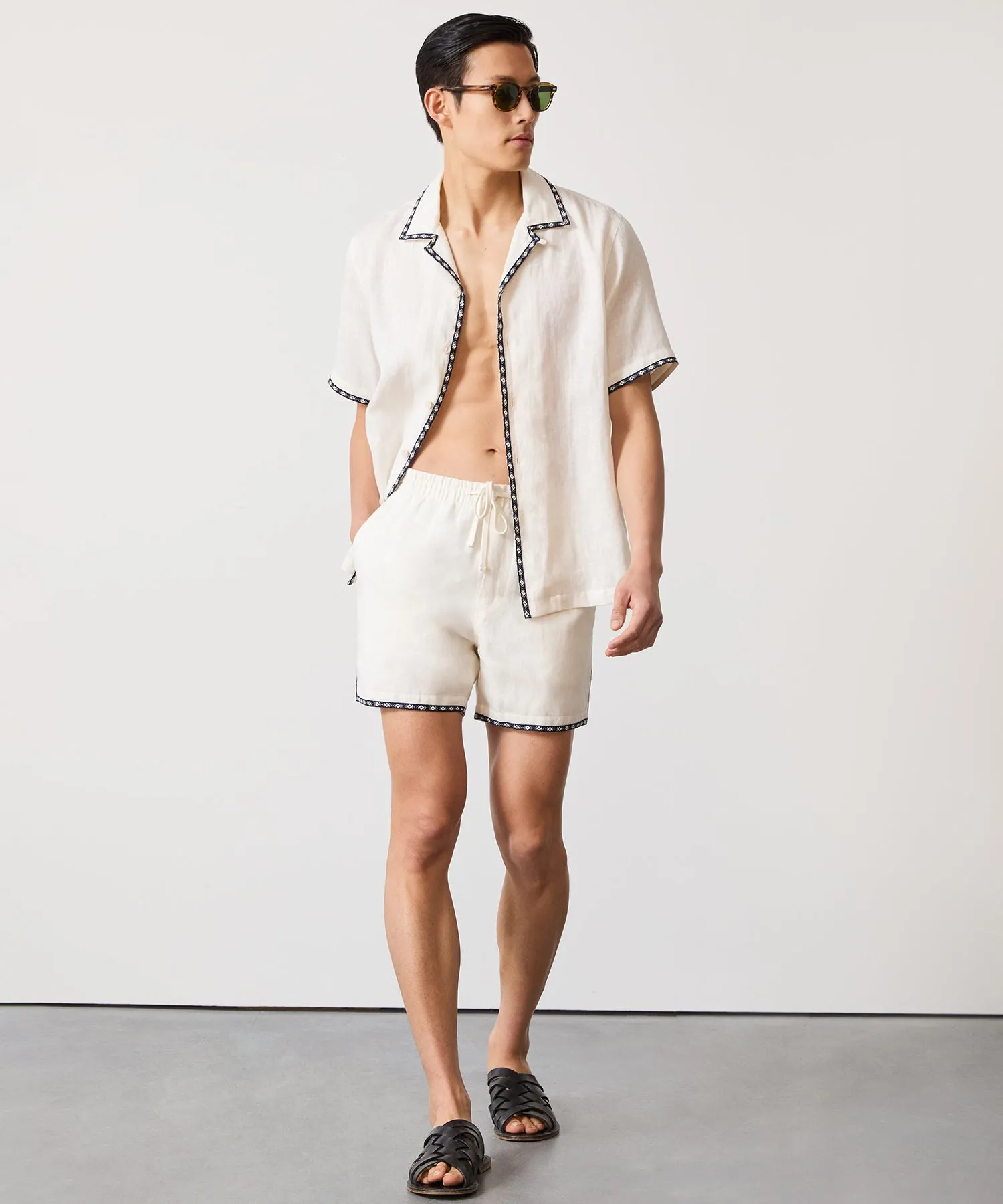 5" Tipped Embroidered Weekend Short in White