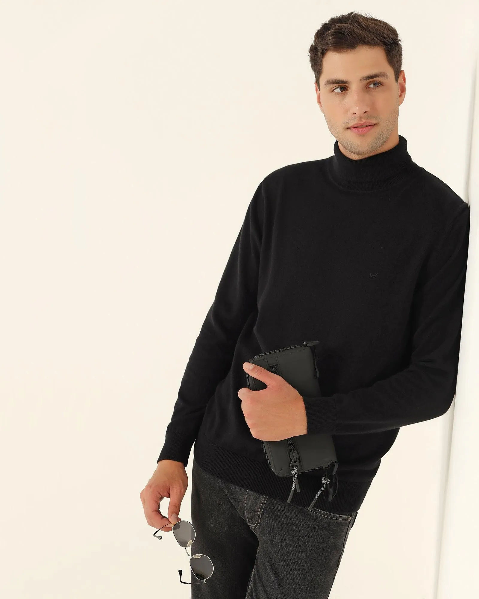 Turtle Neck Black Solid Sweater - Lake